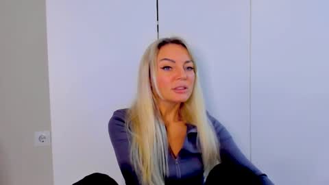 Adriana online show from March 6, 2025, 6:48 pm