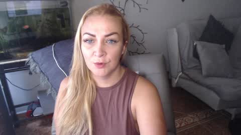 Adriana Paredes  online show from January 28, 2025, 12:43 pm