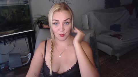 Adriana Paredes  online show from January 31, 2025, 11:56 am