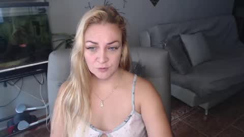 Adriana Paredes  online show from February 17, 2025, 12:59 pm