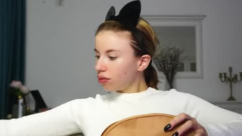 Aelia online show from September 29, 2025, 3:44 am