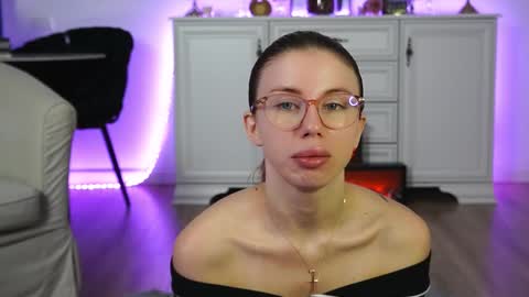 Aelia online show from October 17, 2025, 4:48 am