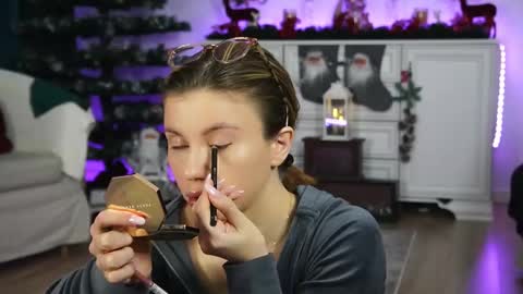 Aelia online show from December 3, 2025, 5:59 am