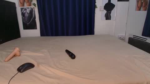 Africanpetitequeenn online show from April 7, 2026, 6:52 pm