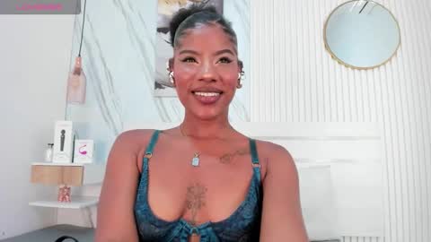 Snapshot of afro_luna chatting on November 17, 2025, 11:27 am Afro Luna online show from November 17, 2025, 11:27 am