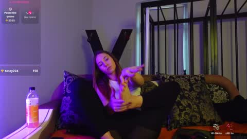 Snapshot of agelina_summer chatting on October 25, 2025, 1:18 pm Agelina Lilly Laura online show from October 25, 2025, 1:18 pm