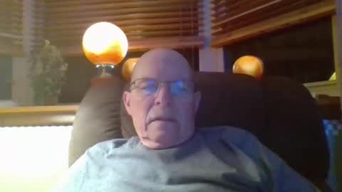 aguynrkfrd online show from November 24, 2025, 10:37 am