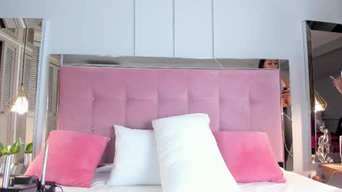 Snapshot of ahincale chatting on December 18, 2025, 8:15 pm AHINOA online show from December 18, 2025, 8:15 pm