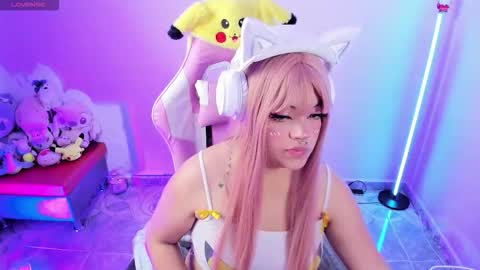 Snapshot of ahri_elderwood chatting on October 5, 2025, 4:33 am Ahri help me get to 100  online show from October 5, 2025, 4:33 am