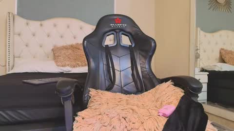 Snapshot of aiden_royce chatting on November 24, 2025, 6:18 pm aiden_royce online show from November 24, 2025, 6:18 pm