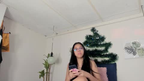 Ainoa  online show from November 26, 2025, 1:01 pm