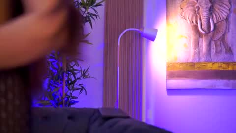 Aisha online show from April 4, 2026, 8:45 am