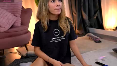 Snapshot of aishleybee chatting on December 13, 2025, 7:53 pm Aish online show from December 13, 2025, 7:53 pm