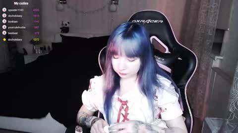 akirahartyx online show from October 17, 2025, 3:47 pm