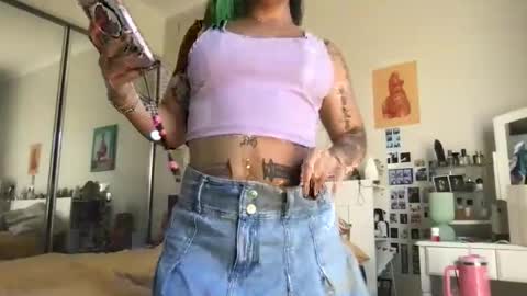 Snapshot of akirazayy chatting on December 3, 2025, 11:25 pm Akira Zay online show from December 3, 2025, 11:25 pm