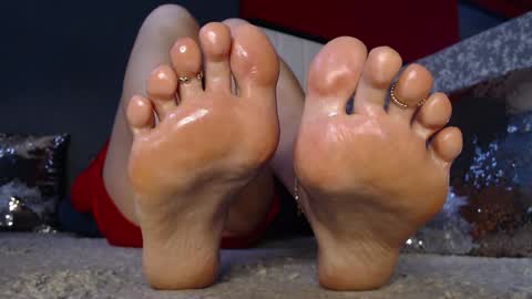 Snapshot of alanna_gold chatting on December 24, 2024, 6:00 am Alanna online show from December 24, 2024, 6:00 am