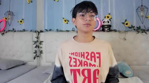 ale_aurarashi online show from December 2, 2025, 5:46 am