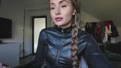 Alecssalove online show from October 21, 2025, 11:00 am