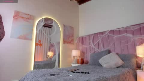 Snapshot of aleja_arango chatting on October 24, 2025, 10:17 pm Alejandra Arango online show from October 24, 2025, 10:17 pm