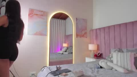 Snapshot of aleja_arango chatting on December 15, 2025, 9:41 pm Alejandra Arango online show from December 15, 2025, 9:41 pm