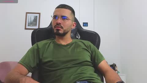 alejandroo_7 online show from November 19, 2025, 7:58 pm