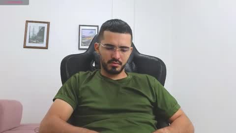 alejandroo_7 online show from November 22, 2025, 4:06 pm