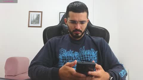 alejandroo_7 online show from December 1, 2025, 6:35 pm