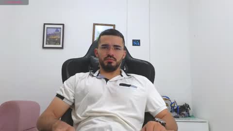 alejandroo_7 online show from December 14, 2025, 4:45 pm