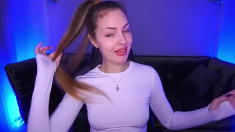 aleksaloree online show from November 3, 2025, 2:40 pm