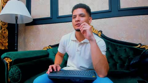 Snapshot of aless_king chatting on January 10, 2025, 11:22 am Alessandro King online show from January 10, 2025, 11:22 am