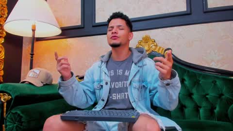 Snapshot of aless_king chatting on January 19, 2025, 12:28 pm Alessandro King online show from January 19, 2025, 12:28 pm