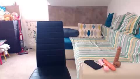 Snapshot of alesyadollblonde chatting on October 26, 2025, 12:44 pm AlesyadollBlonde online show from October 26, 2025, 12:44 pm