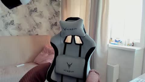 Snapshot of aletta_oushen chatting on September 19, 2025, 11:00 am Aletta Oushen online show from September 19, 2025, 11:00 am