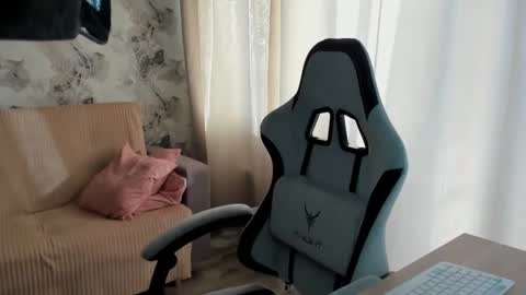 Snapshot of aletta_oushen chatting on September 30, 2025, 10:09 am Aletta Oushen online show from September 30, 2025, 10:09 am