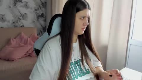 Snapshot of aletta_oushen chatting on October 2, 2025, 8:21 am Aletta Oushen online show from October 2, 2025, 8:21 am