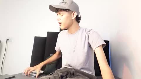 alex_mark_ online show from November 28, 2025, 1:36 pm