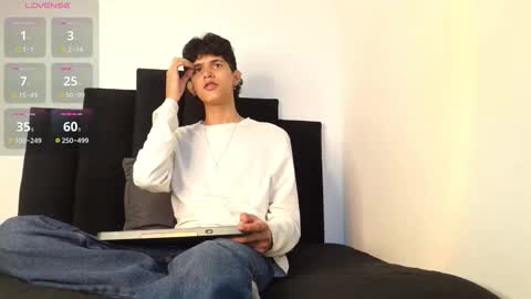 alex_mark_ online show from December 15, 2025, 1:37 pm