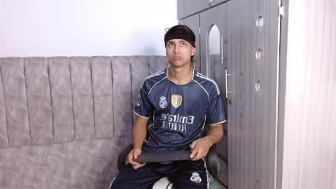 Snapshot of alex_martin47 chatting on April 28, 2026, 12:42 am alex online show from April 28, 2026, 12:42 am