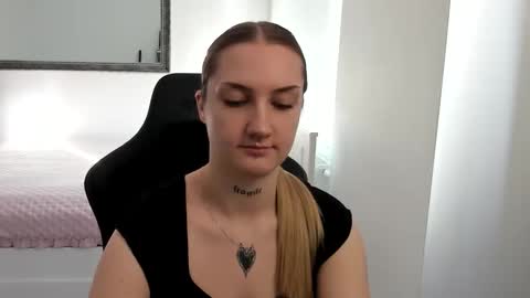 Snapshot of alexafragile chatting on October 29, 2025, 12:51 pm Alexa online show from October 29, 2025, 12:51 pm