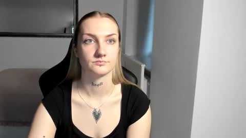 Snapshot of alexafragile chatting on October 31, 2025, 2:40 pm Alexa online show from October 31, 2025, 2:40 pm