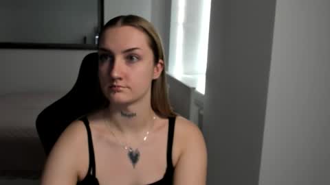 Snapshot of alexafragile chatting on November 5, 2025, 1:44 pm Alexa online show from November 5, 2025, 1:44 pm