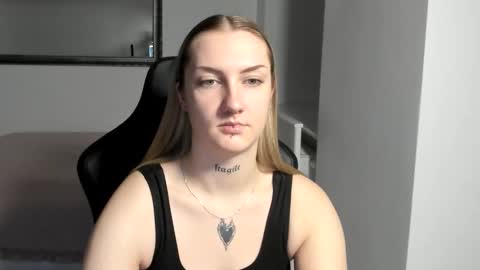 Snapshot of alexafragile chatting on November 19, 2025, 3:45 pm Alexa online show from November 19, 2025, 3:45 pm