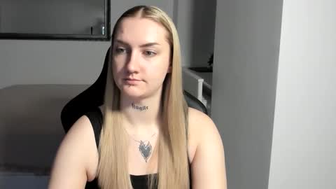 Snapshot of alexafragile chatting on November 28, 2025, 2:53 pm Alexa online show from November 28, 2025, 2:53 pm