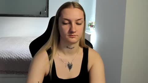 Snapshot of alexafragile chatting on December 4, 2025, 11:30 am Alexa online show from December 4, 2025, 11:30 am