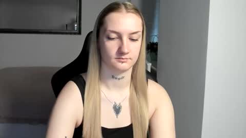 Snapshot of alexafragile chatting on December 5, 2025, 12:14 pm Alexa online show from December 5, 2025, 12:14 pm