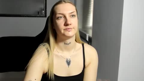 Snapshot of alexafragile chatting on December 14, 2025, 1:49 pm Alexa online show from December 14, 2025, 1:49 pm