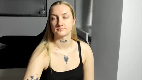 Snapshot of alexafragile chatting on December 16, 2025, 2:22 pm Alexa online show from December 16, 2025, 2:22 pm