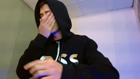 alexgiraldo__ online show from April 1, 2026, 11:44 am