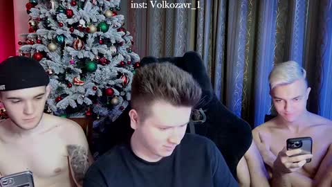 Snapshot of alexxx_d chatting on December 17, 2024, 10:43 pm AlexDimaIgor online show from December 17, 2024, 10:43 pm