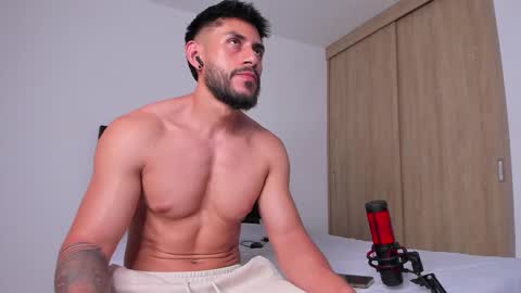 Snapshot of alexxxmachine chatting on February 16, 2025, 1:14 am Alex freelance model instagram alex b229 online show from February 16, 2025, 1:14 am